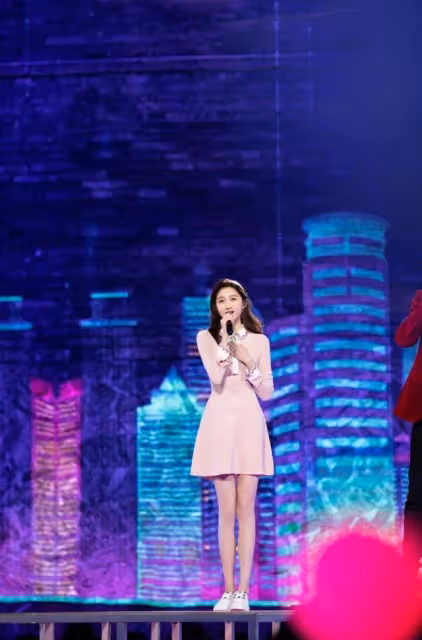 關曉彤再次美上央視，穿粉裙打扮甜美乖巧，大長腿依舊搶鏡