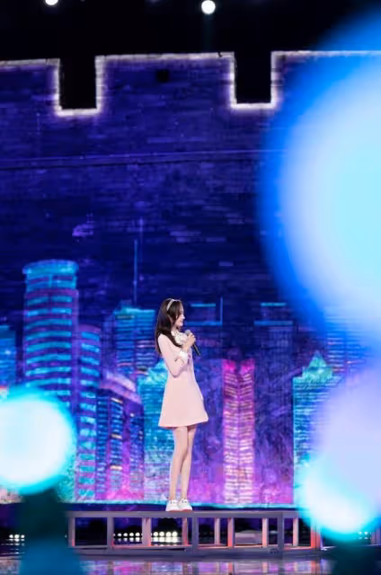 關曉彤再次美上央視，穿粉裙打扮甜美乖巧，大長腿依舊搶鏡