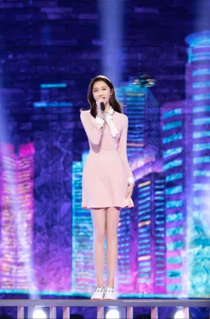 關曉彤再次美上央視，穿粉裙打扮甜美乖巧，大長腿依舊搶鏡