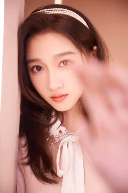 關曉彤再次美上央視，穿粉裙打扮甜美乖巧，大長腿依舊搶鏡