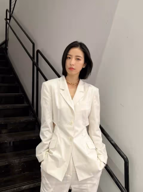 周雨彤的時尚感真不賴，穿西裝套裝知性幹練，霸道女總裁的既視感