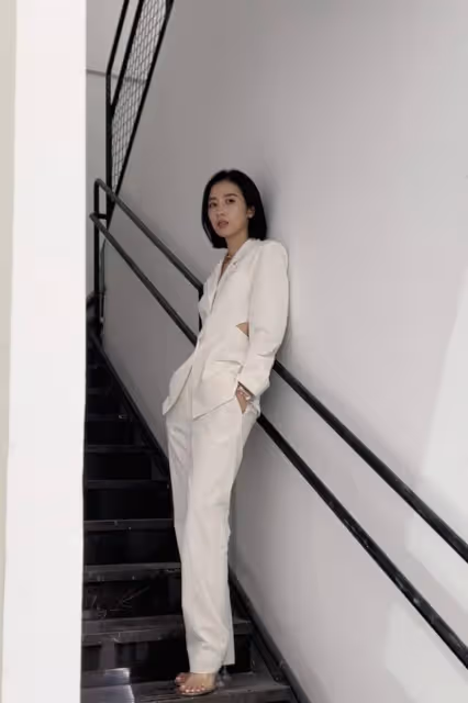 周雨彤的時尚感真不賴，穿西裝套裝知性幹練，霸道女總裁的既視感
