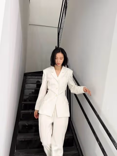 周雨彤的時尚感真不賴，穿西裝套裝知性幹練，霸道女總裁的既視感