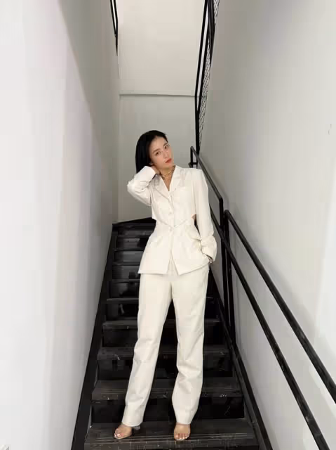 周雨彤的時尚感真不賴，穿西裝套裝知性幹練，霸道女總裁的既視感