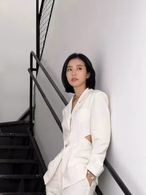周雨彤的時尚感真不賴，穿西裝套裝知性幹練，霸道女總裁的既視感