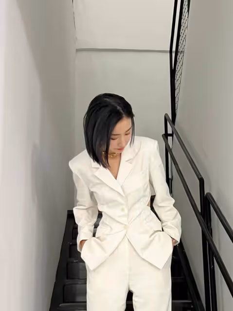 周雨彤的時尚感真不賴，穿西裝套裝知性幹練，霸道女總裁的既視感