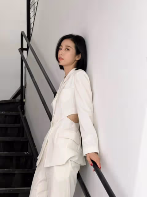 周雨彤的時尚感真不賴，穿西裝套裝知性幹練，霸道女總裁的既視感