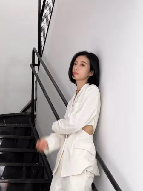周雨彤的時尚感真不賴，穿西裝套裝知性幹練，霸道女總裁的既視感