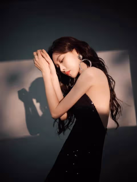 王霏霏「翻紅」後好敢穿，大露背長裙穿出女王范，這身材誰不羨慕