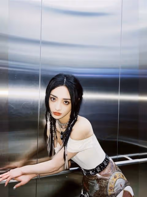 周潔瓊的女團身材真優越，「抹胸+皮褲」造型叛逆，一看就惹不起