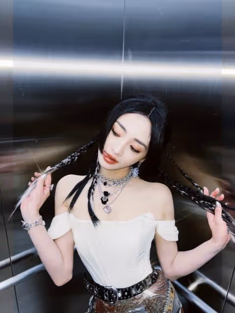 周潔瓊的女團身材真優越，「抹胸+皮褲」造型叛逆，一看就惹不起