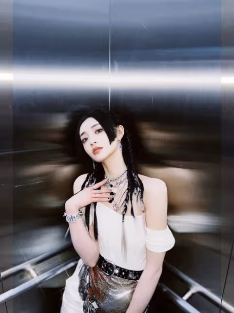 周潔瓊的女團身材真優越，「抹胸+皮褲」造型叛逆，一看就惹不起