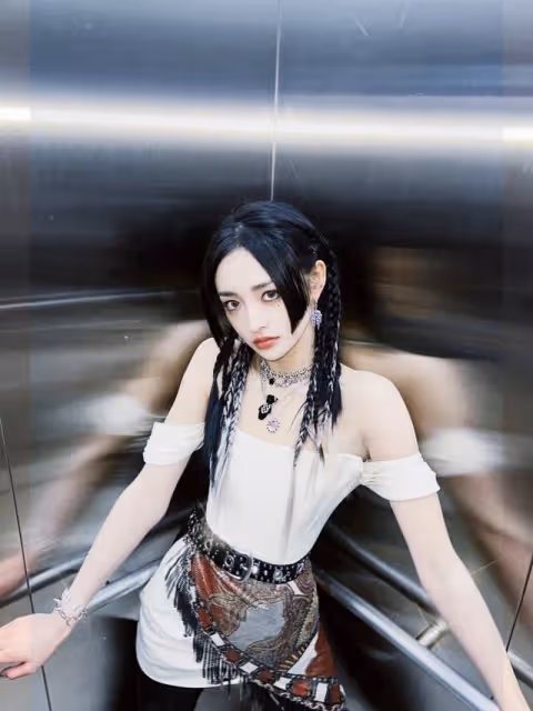 周潔瓊的女團身材真優越，「抹胸+皮褲」造型叛逆，一看就惹不起