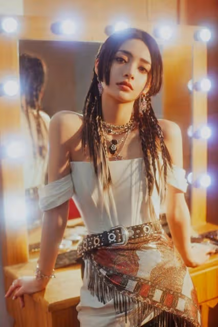 周潔瓊的女團身材真優越，「抹胸+皮褲」造型叛逆，一看就惹不起