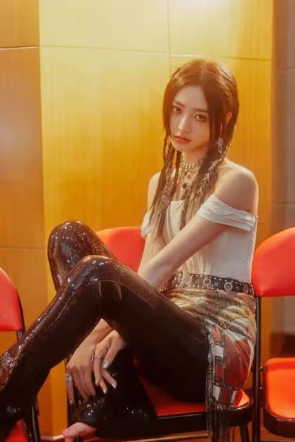 周潔瓊的女團身材真優越，「抹胸+皮褲」造型叛逆，一看就惹不起