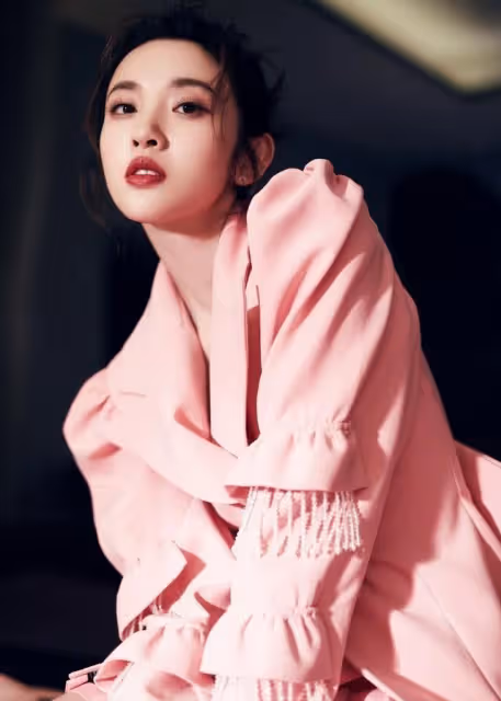 當媽後的唐藝昕依舊甜美，穿粉色西裝配短裙，「筷子腿」搶鏡