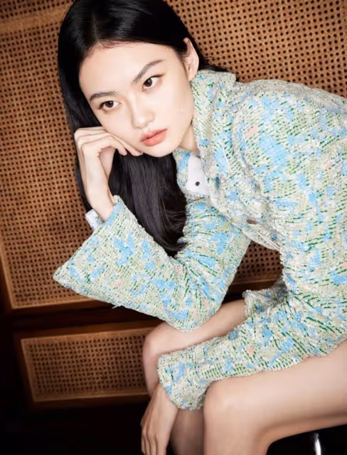 「95後超模」賀聰腿真長，穿小香風短裙比例驚艷，國際臉好高級