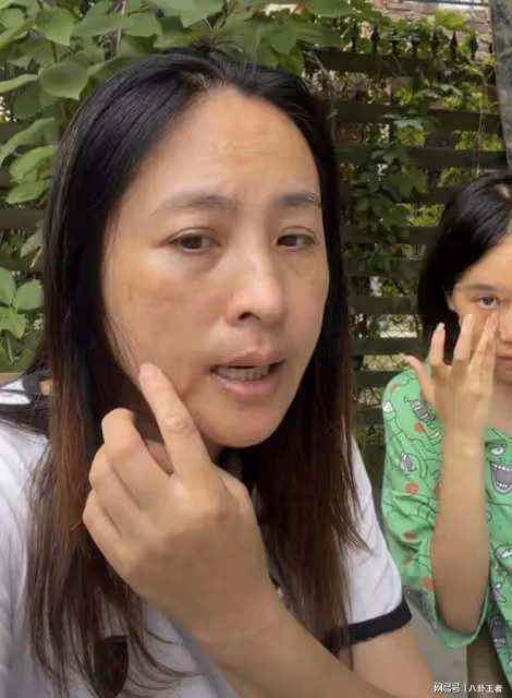 《啞巴新娘》知名女星直播!卸妝後顏值暴跌,強迫未成年女兒出鏡