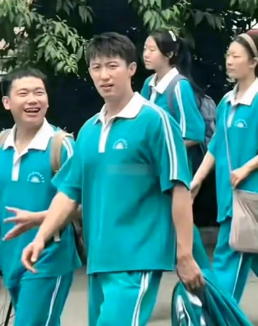 31歲黃景瑜演高中生,37歲張翰演大學生,明星扮嫩何時停?
