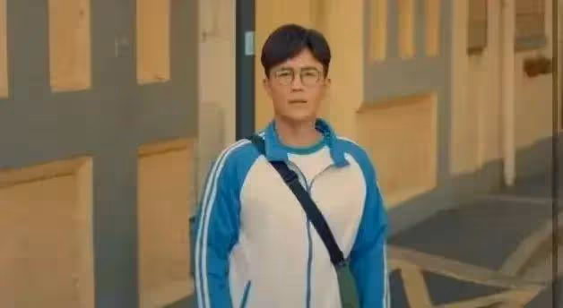 31歲黃景瑜演高中生,37歲張翰演大學生,明星扮嫩何時停?