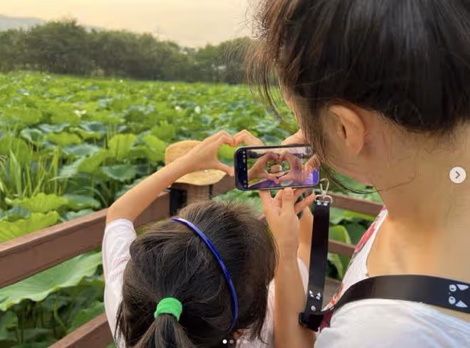 湯唯罕曬全家福慶結婚10周年,7歲女兒長大不少,遺傳爸媽高個子