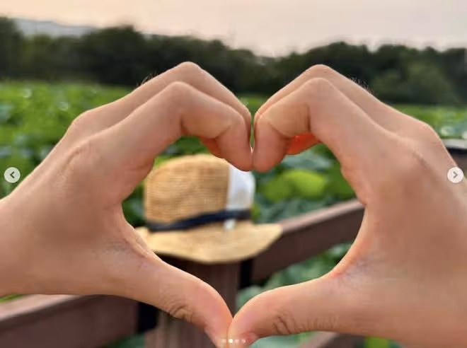 湯唯罕曬全家福慶結婚10周年,7歲女兒長大不少,遺傳爸媽高個子