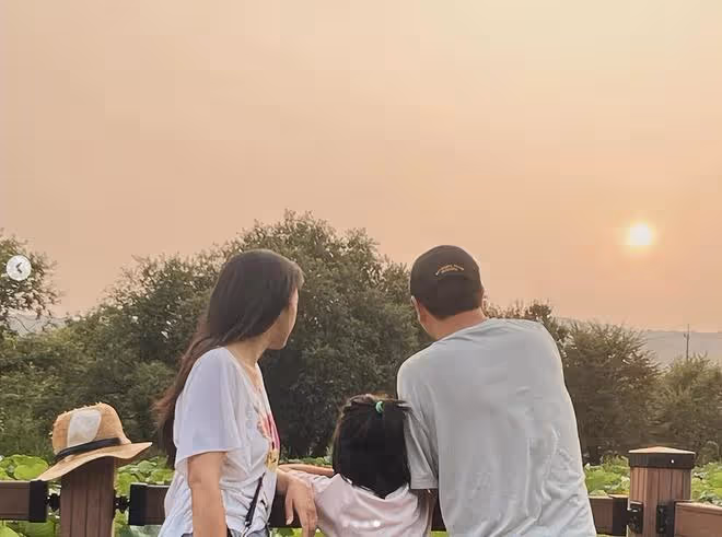 湯唯罕曬全家福慶結婚10周年,7歲女兒長大不少,遺傳爸媽高個子