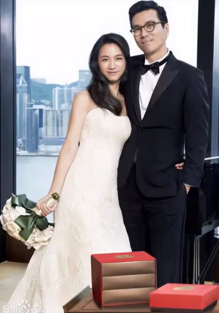 湯唯罕曬全家福慶結婚10周年,7歲女兒長大不少,遺傳爸媽高個子