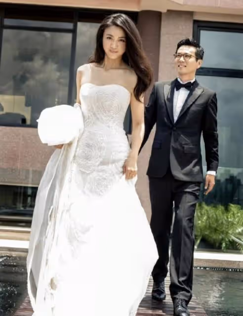 湯唯罕曬全家福慶結婚10周年,7歲女兒長大不少,遺傳爸媽高個子