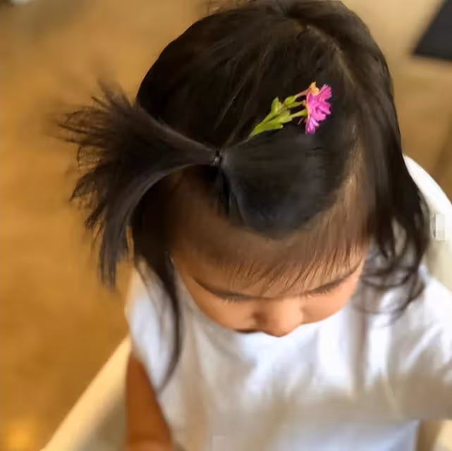 湯唯罕曬全家福慶結婚10周年,7歲女兒長大不少,遺傳爸媽高個子