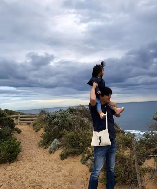 湯唯罕曬全家福慶結婚10周年,7歲女兒長大不少,遺傳爸媽高個子