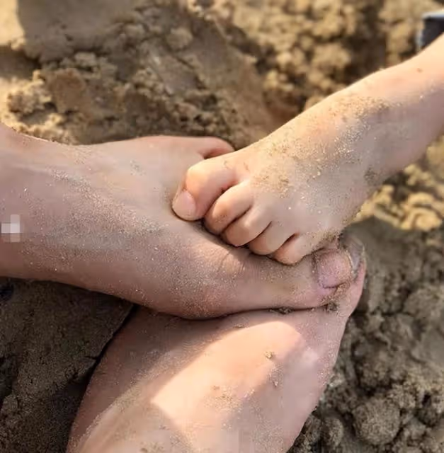 湯唯罕曬全家福慶結婚10周年,7歲女兒長大不少,遺傳爸媽高個子