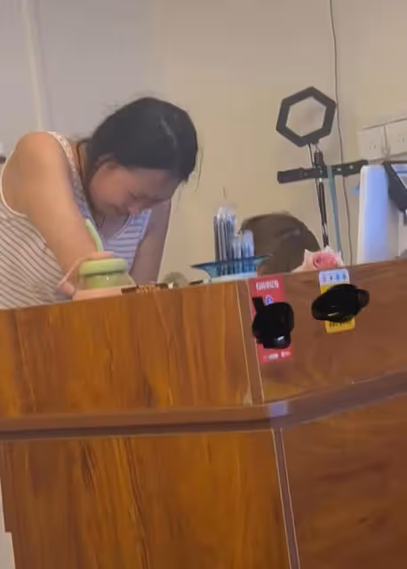 店裡剩兩杯綠豆冰讓暑假工喝掉,不料對方蹦一句話,店主瞬間啞口