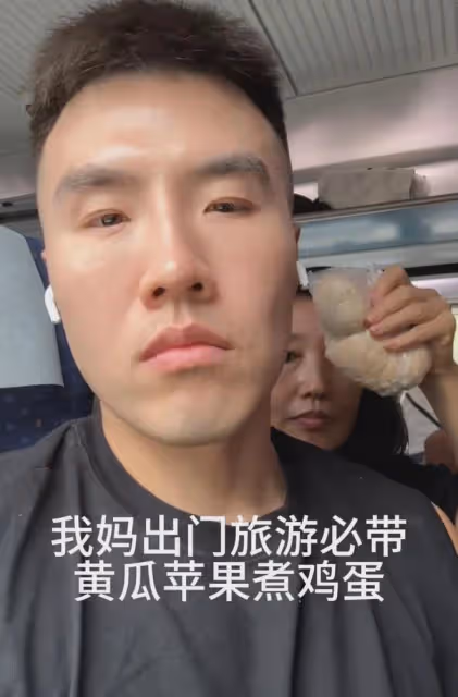 男生和媽媽一起旅遊記錄崩潰瞬間，網友吐槽：同一個世界同一個媽