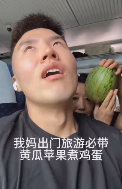 男生和媽媽一起旅遊記錄崩潰瞬間，網友吐槽：同一個世界同一個媽