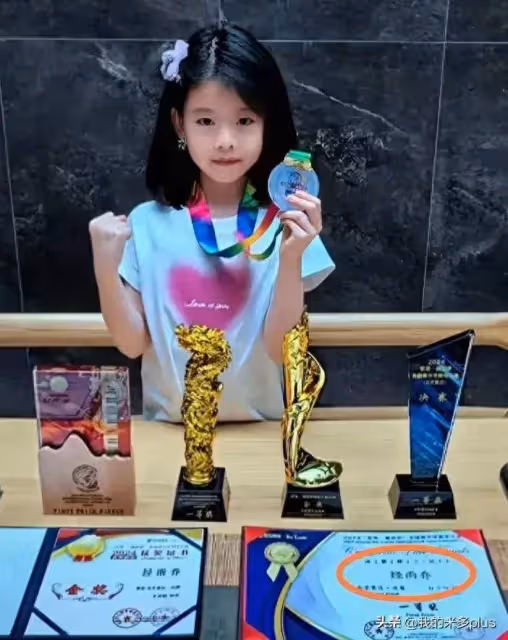 小李琳女兒鋼琴比賽拿一等獎!經超全程陪練,小年糕曬獎牌太爭氣