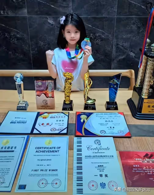 小李琳女兒鋼琴比賽拿一等獎!經超全程陪練,小年糕曬獎牌太爭氣