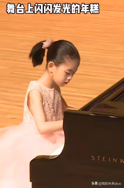 小李琳女兒鋼琴比賽拿一等獎!經超全程陪練,小年糕曬獎牌太爭氣
