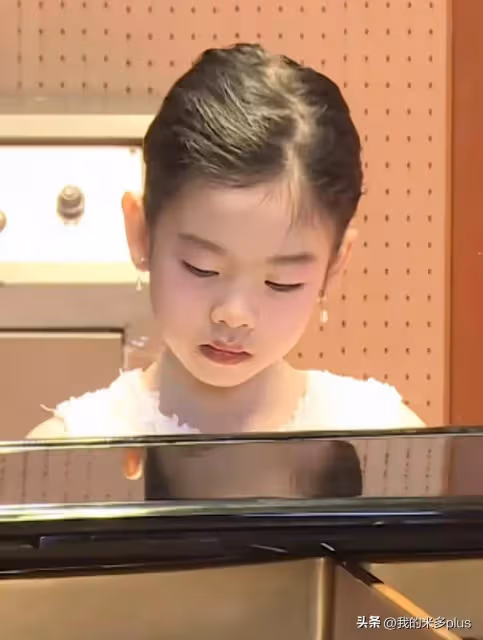 小李琳女兒鋼琴比賽拿一等獎!經超全程陪練,小年糕曬獎牌太爭氣