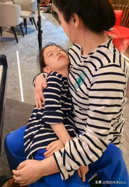 小李琳女兒鋼琴比賽拿一等獎!經超全程陪練,小年糕曬獎牌太爭氣