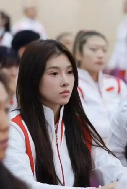 吳艷妮參加奧運動員大會,素顏現身依舊耐看,本人很可愛