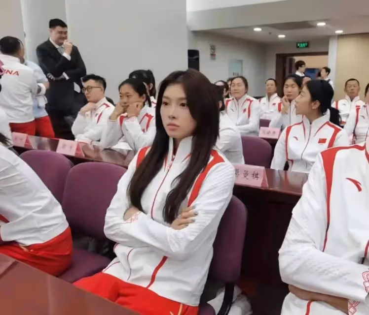 吳艷妮參加奧運動員大會,素顏現身依舊耐看,本人很可愛