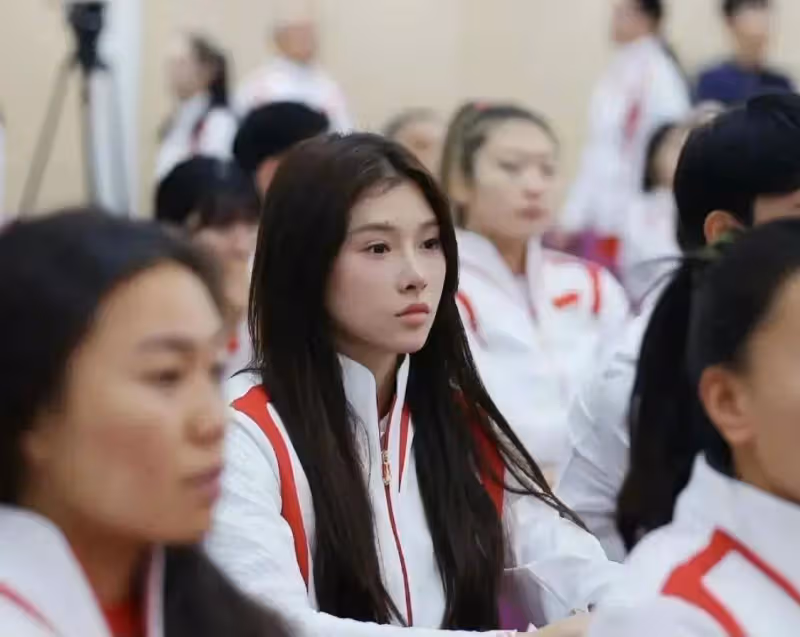吳艷妮參加奧運動員大會,素顏現身依舊耐看,本人很可愛