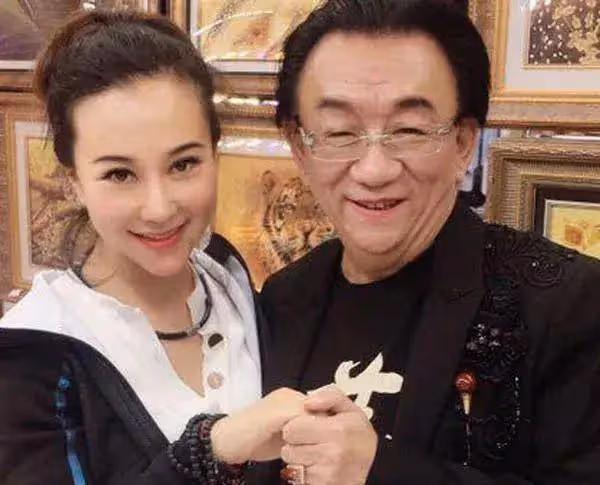 78歲侯耀華直播，大讚何雲偉相聲水平高，正面回應女徒弟買包事件