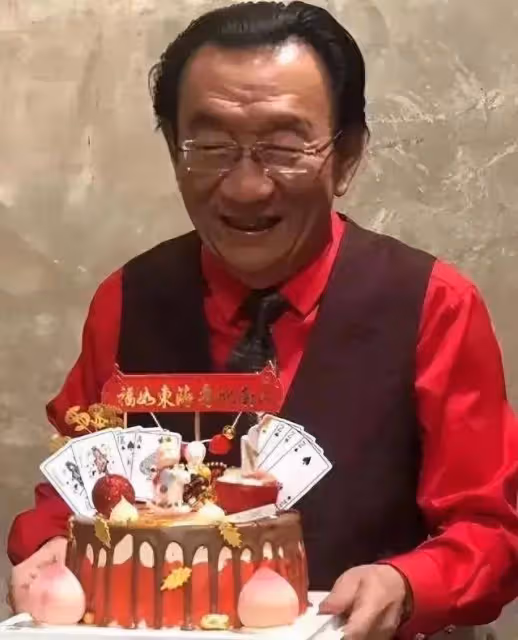 78歲侯耀華直播，大讚何雲偉相聲水平高，正面回應女徒弟買包事件