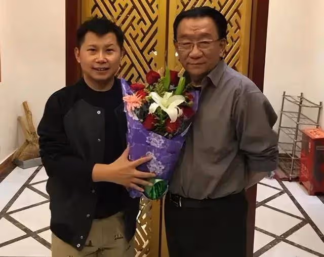 78歲侯耀華直播，大讚何雲偉相聲水平高，正面回應女徒弟買包事件