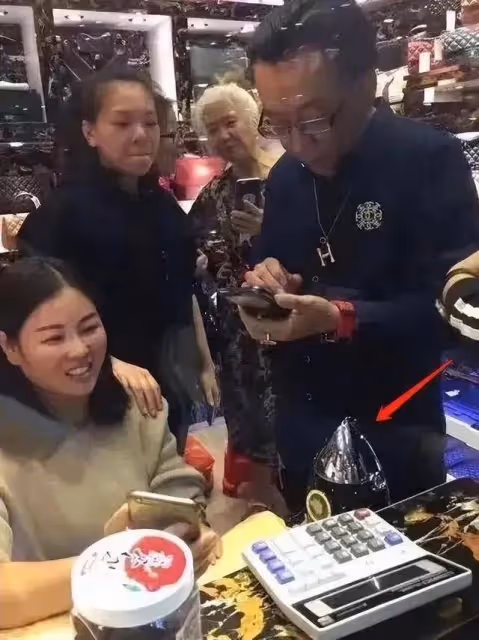 78歲侯耀華直播，大讚何雲偉相聲水平高，正面回應女徒弟買包事件