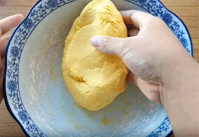 告訴你一個炸麻團的秘訣,這樣做絕對不塌陷,不開裂,個個空心