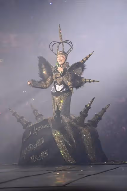 鄭秀文演唱會造型被指雷人,許志安現身合唱,眾人送花籃四大天王獨缺一人