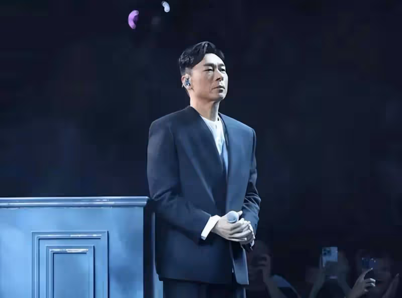 鄭秀文演唱會造型被指雷人,許志安現身合唱,眾人送花籃四大天王獨缺一人